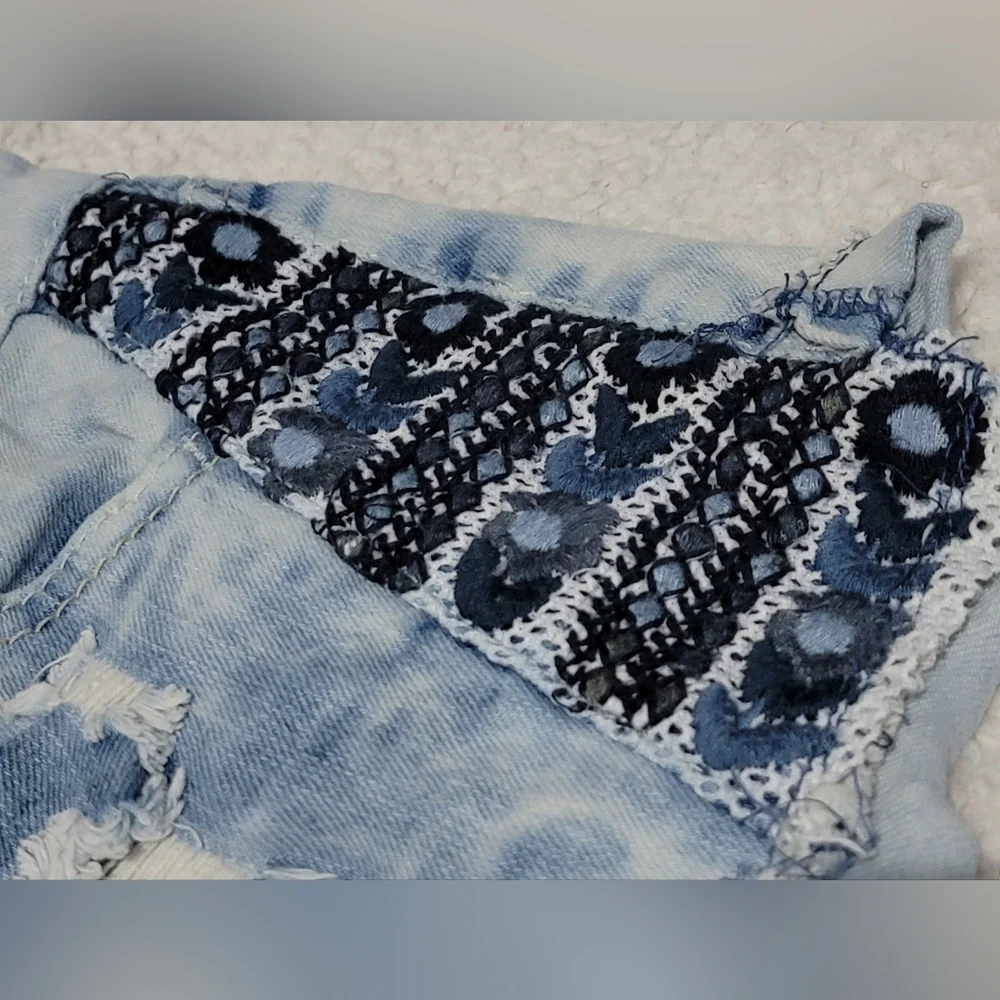 Hippie laundry shorts. Size 5 like new. Beautiful embroidered flowers on front - Picture 3 of 7